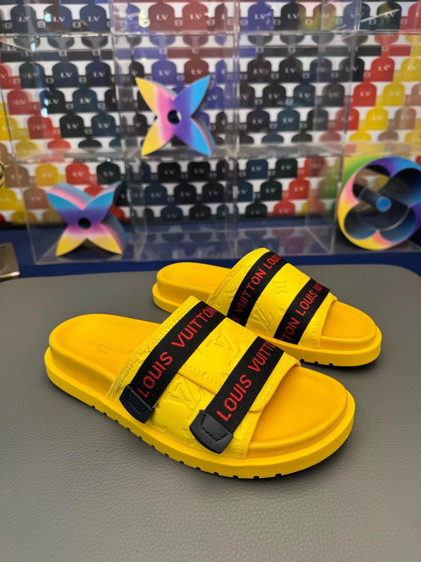 [L Home] P: 340💰Size: 38-45 Top purchasing lv men's summer slippers, classic presbyopia with soft real leather lining, unique color splicing effect, distinctive personality, fashionable and trendy essential style, light and comfortable. Lightweight and tough rubber insole, micro ridged foam outsole, super comfortable!